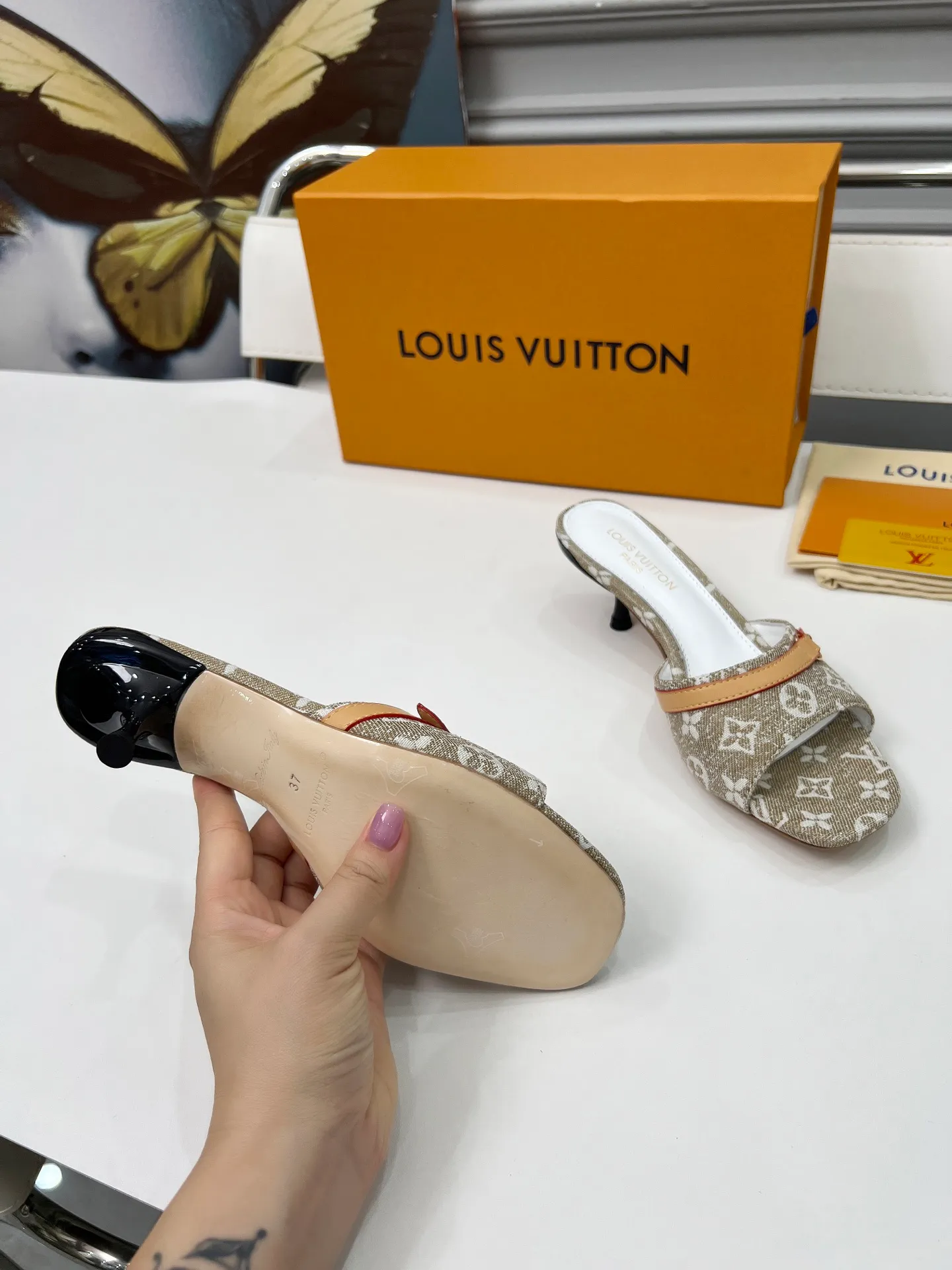 👟👟Ex-factory price 440👟👟 LV new denim kitten heel slippers 2025 summer must-have for goddesses, original replica, super comfortable on the feet. Show off the queen's temperament, the heel height is 9.5CM, which shows your temperament without being tiring. Leather outsole. Standard code: 35-42 (41 and 42 codes are customized, non-returnable and non-exchangeable)